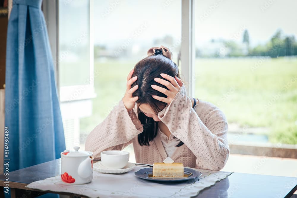 生理　食欲に悩む女性