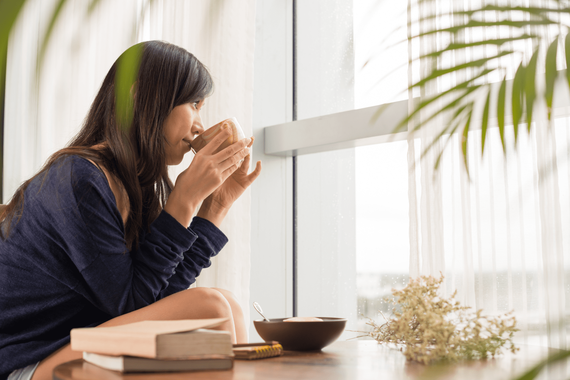 朝食を食べる30代女性