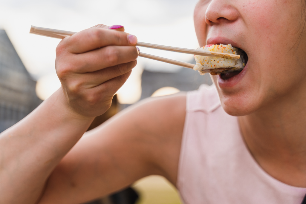 お米を食べる女性