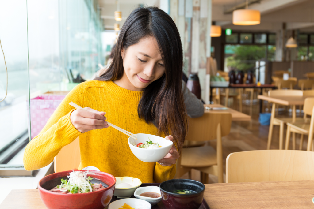 食事をする女性