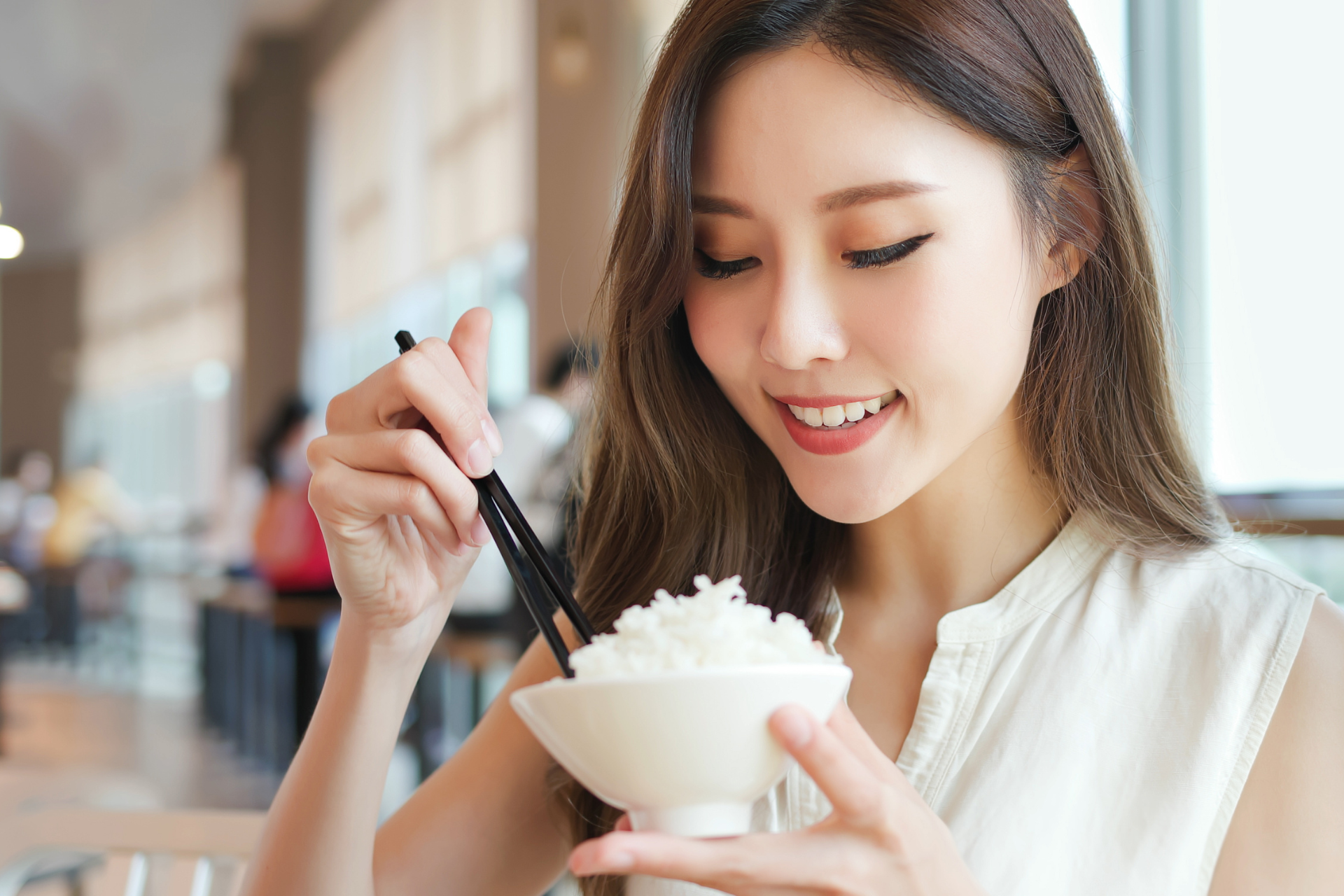 お米を食べる女性