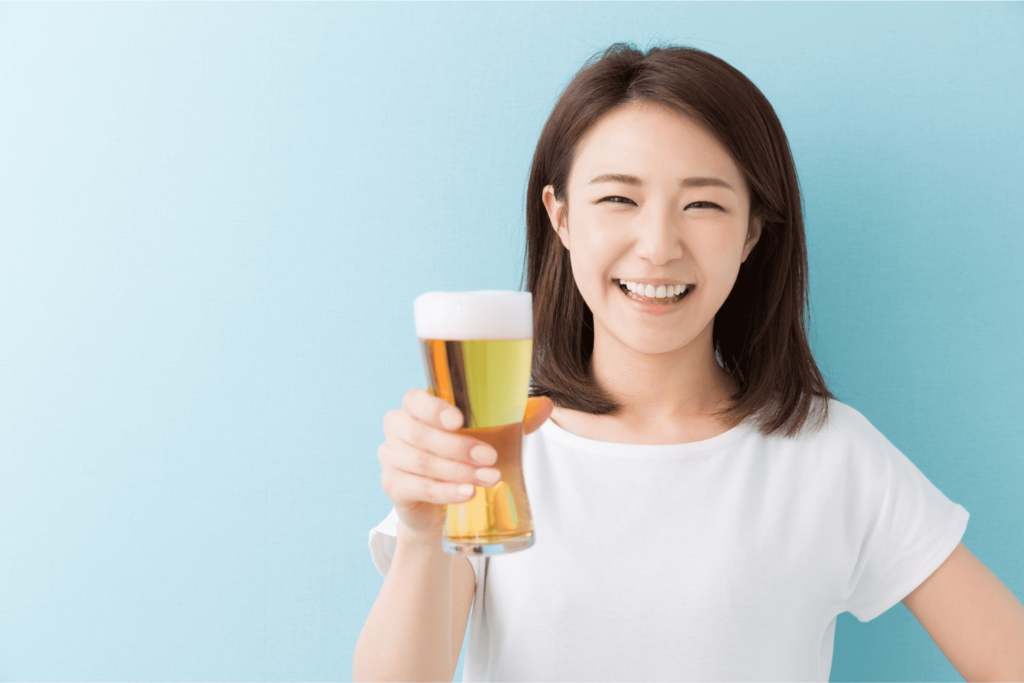 ビールをもって笑う女性