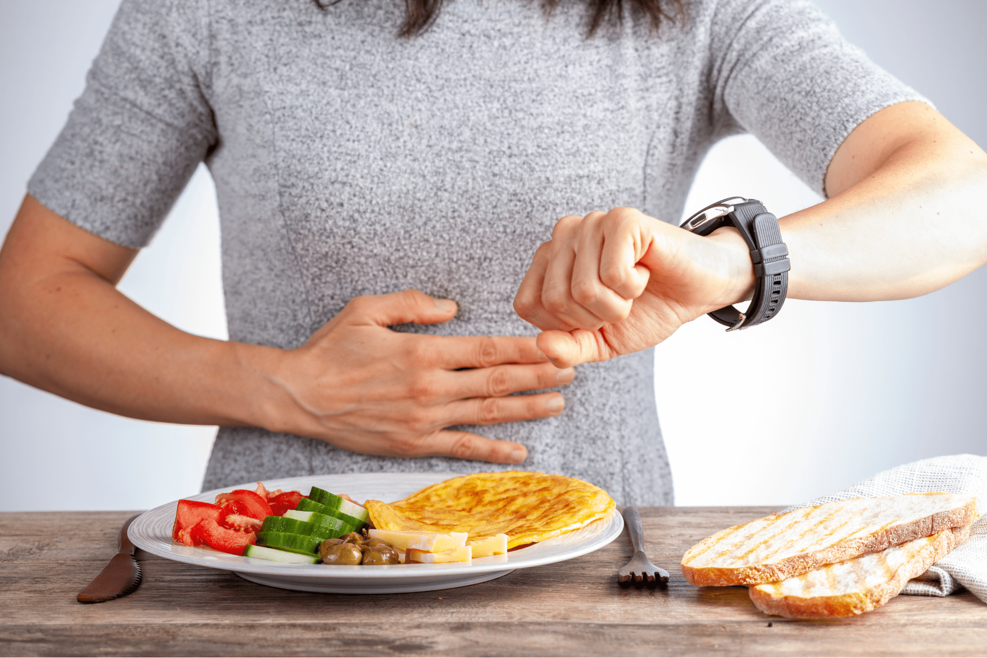 食事の時間を待つ女性