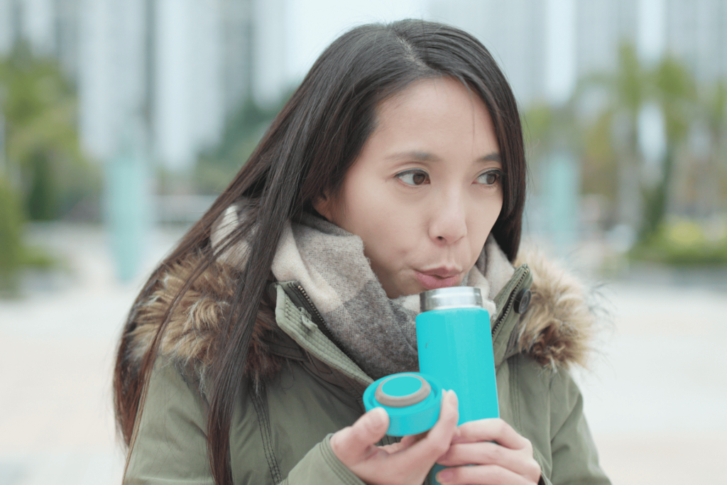 温かい飲み物を飲む女性