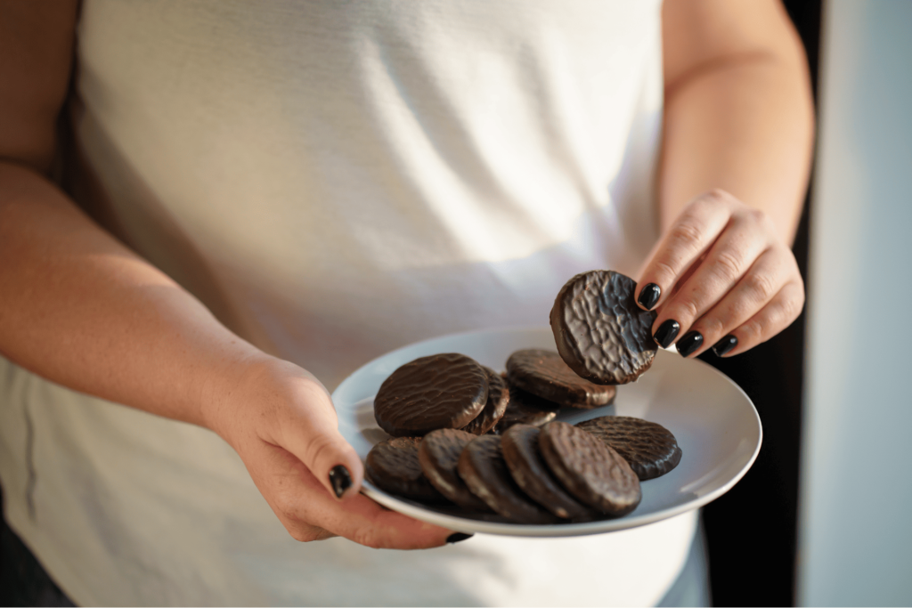 チョコ菓子を持つ手