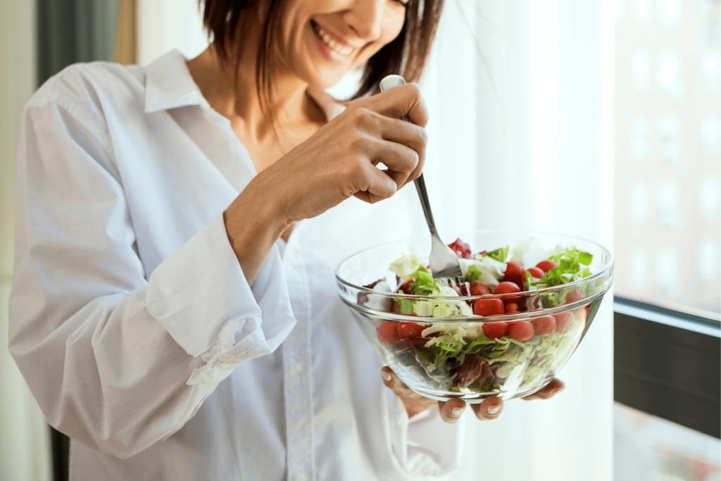 サラダを食べる女性