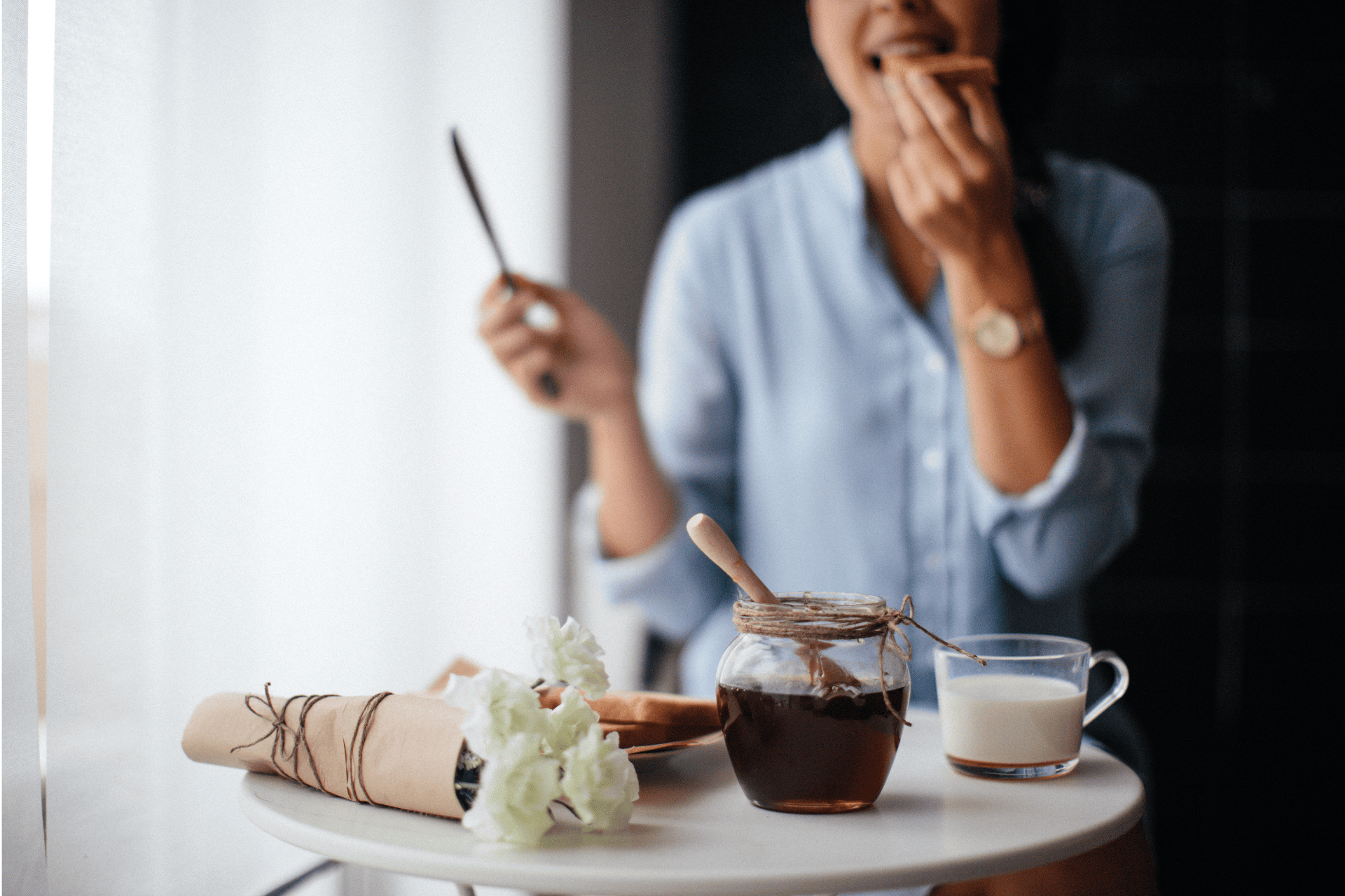 食事をする女性