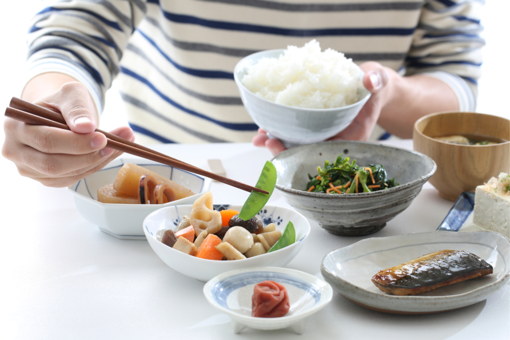 食事をする女性