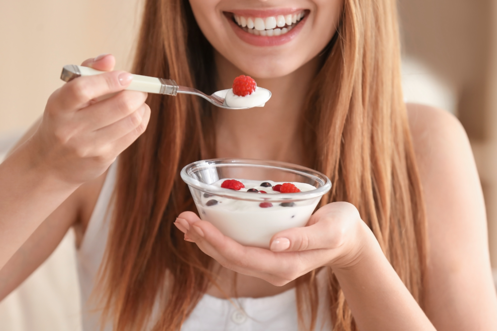 ヨーグルトを食べる女性