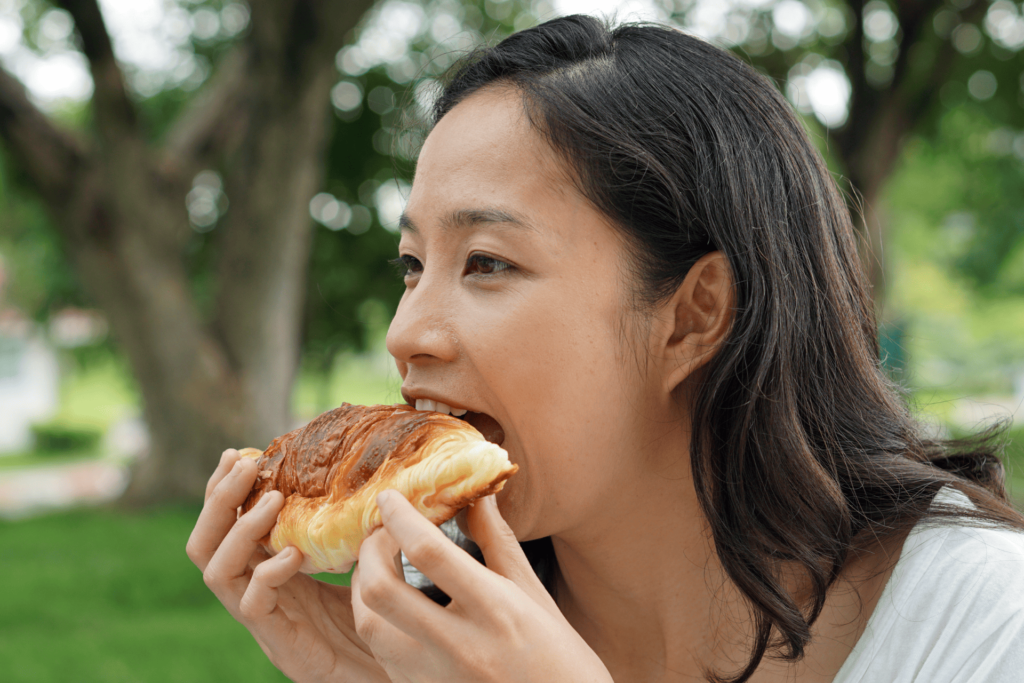 パンを食べる女性