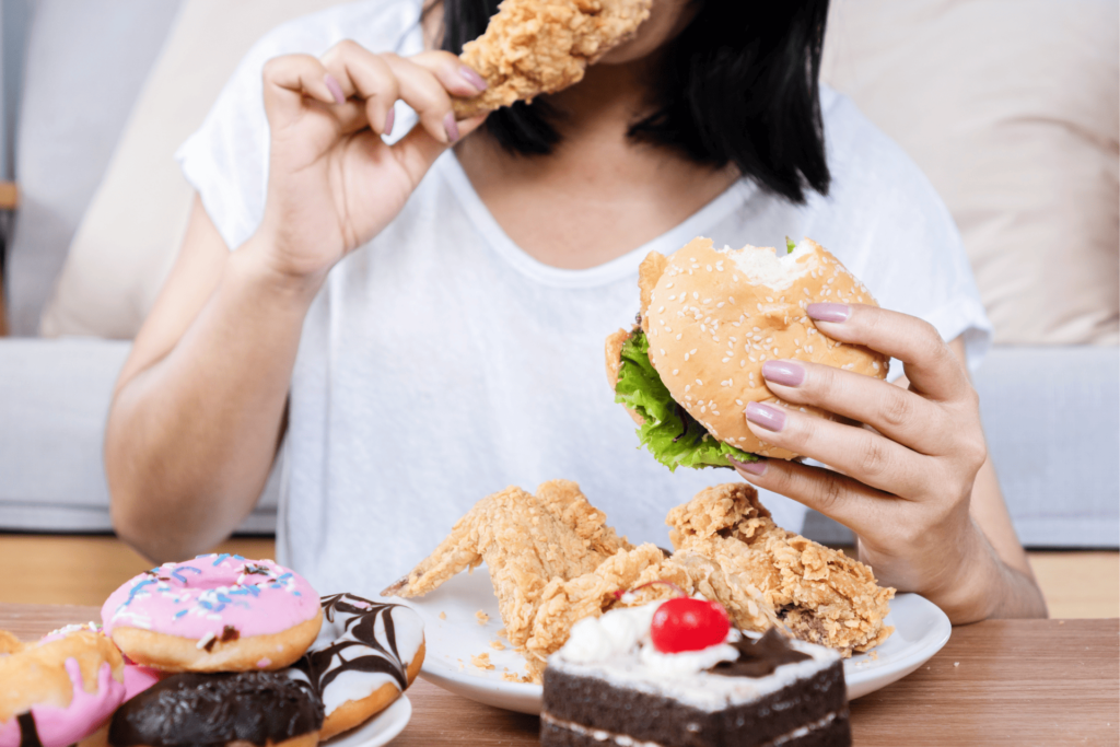 ジャンキーな食事をする女性