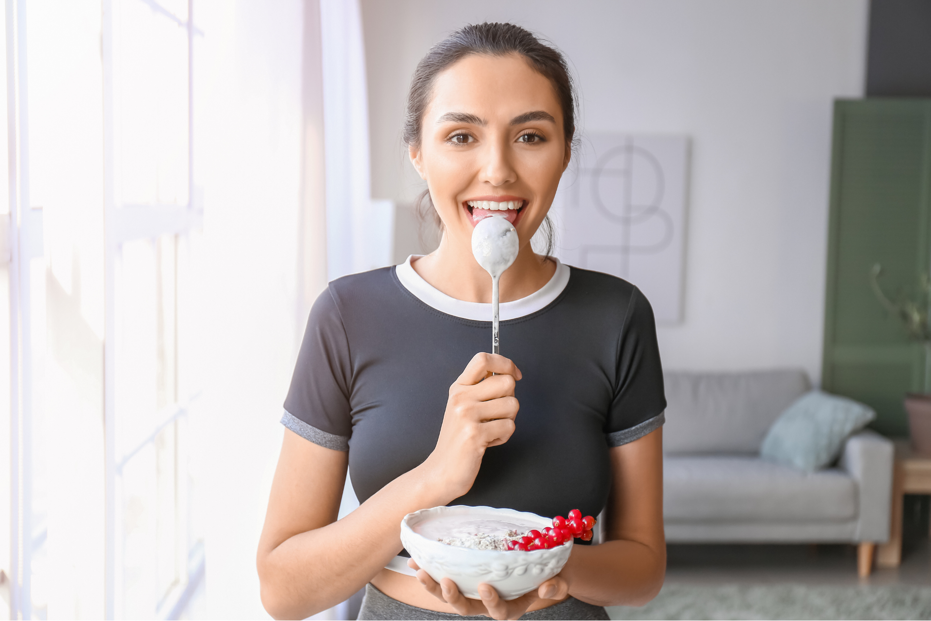 ヨーグルトを食べる女性