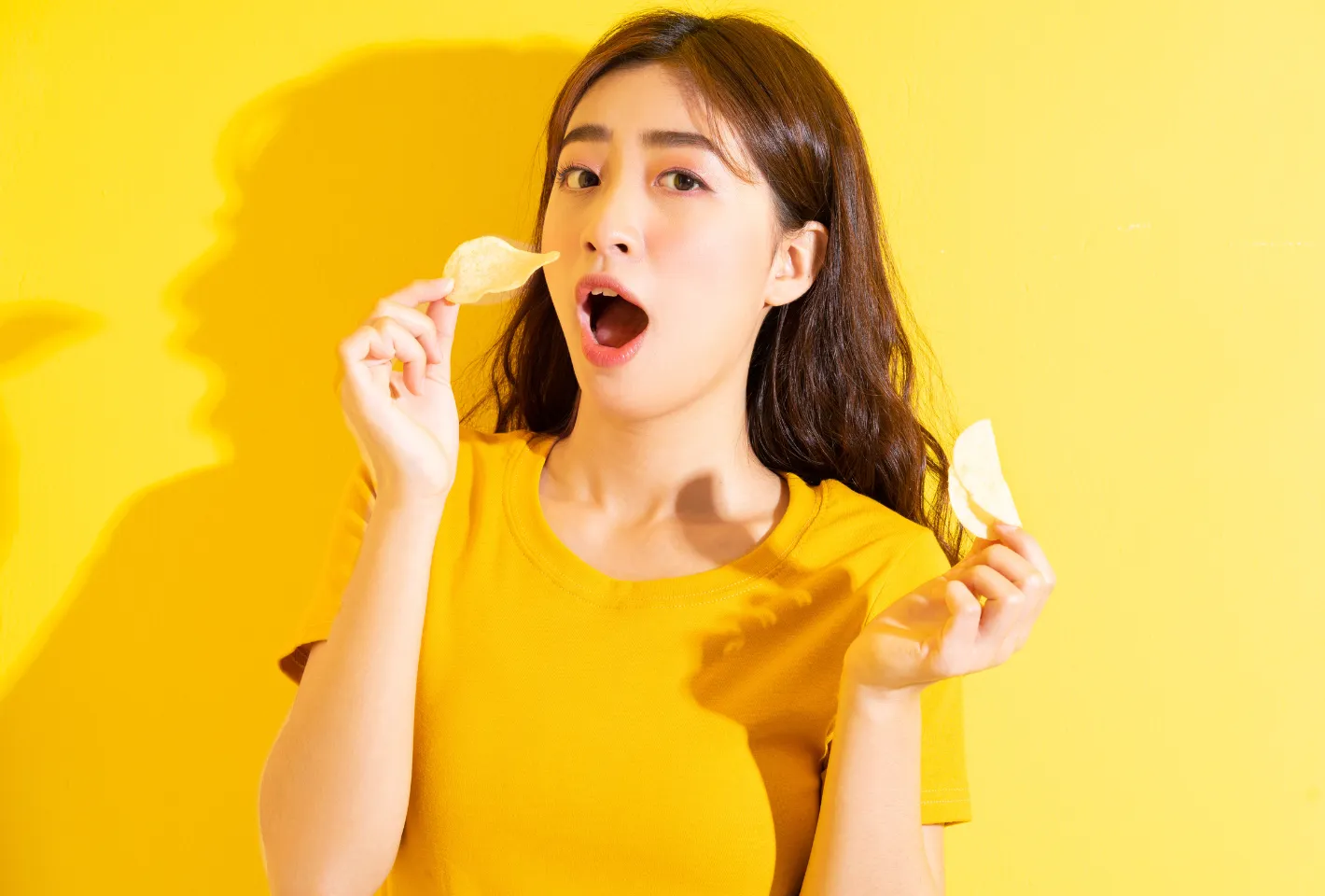 お菓子を食べる女性