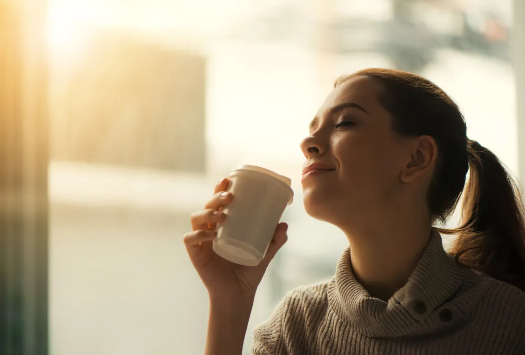 コーヒーを飲んでリラックスする女性