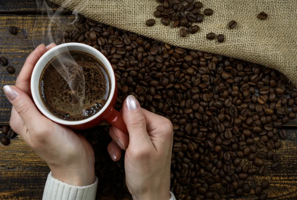 温かいコーヒーを飲む女性