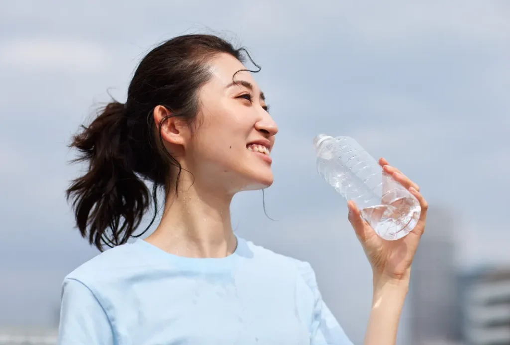 水を飲む30代女性