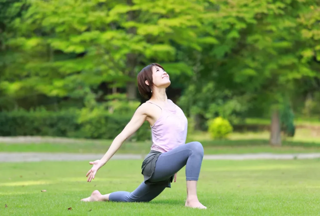 自然の中でヨガをする女性